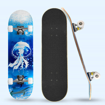 Fille noire de roue d'unité centrale de sable soutenant la planche à roulettes bois d'érable de 7 couches